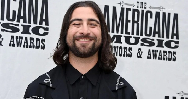 Noah Kahan Net Worth: From Vermont to Fame 2 Noah Kahan Net Worth 1