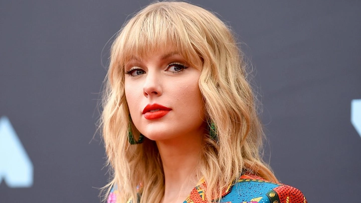 Taylor Swift Net Worth: Age, Height, Top Songs & Career 3 Taylor Swift Net Worth 1